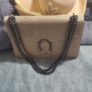 Vera Pelle Cream Clutch with Chain Detail